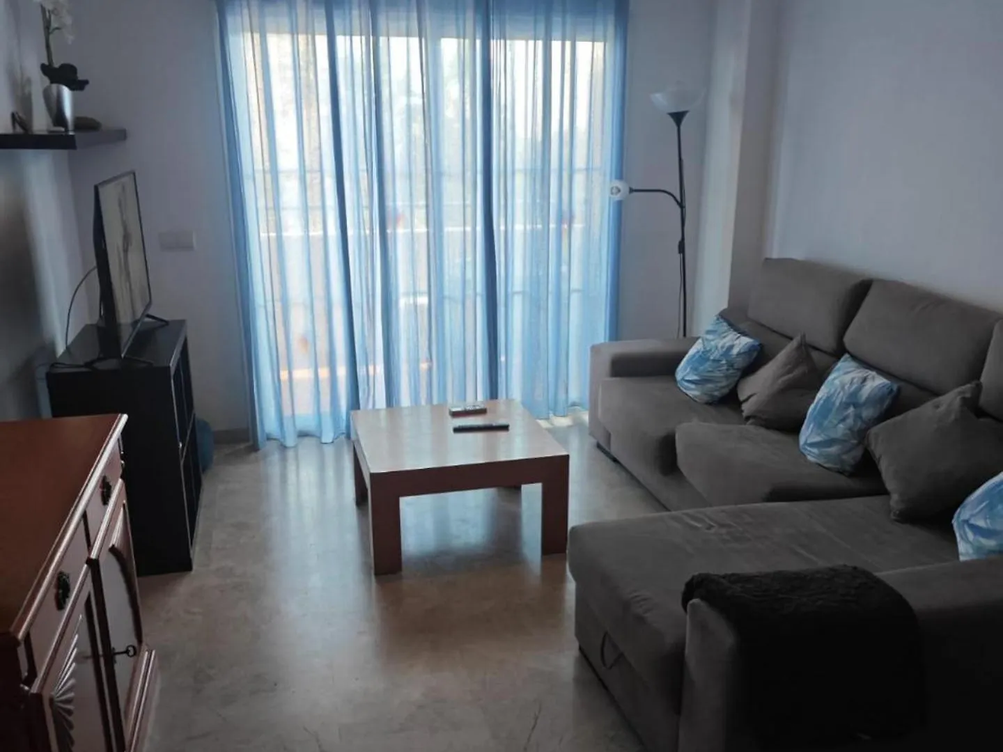 Central 2-Bed Apartment In Estepona Port 스페인